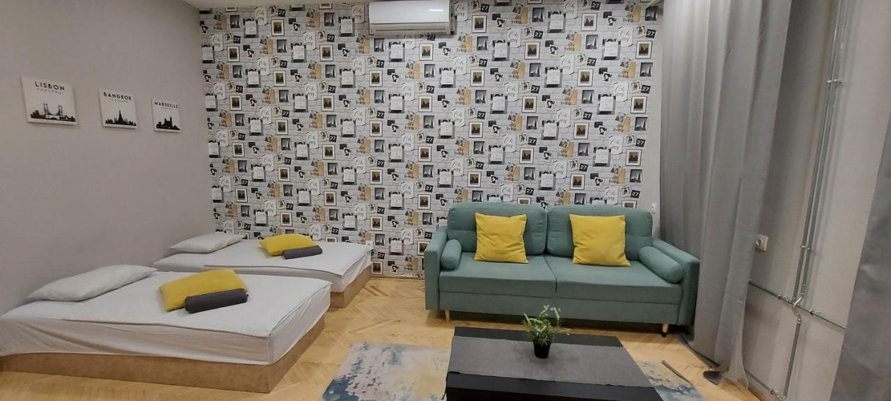 4 In The Party District * Budapešť